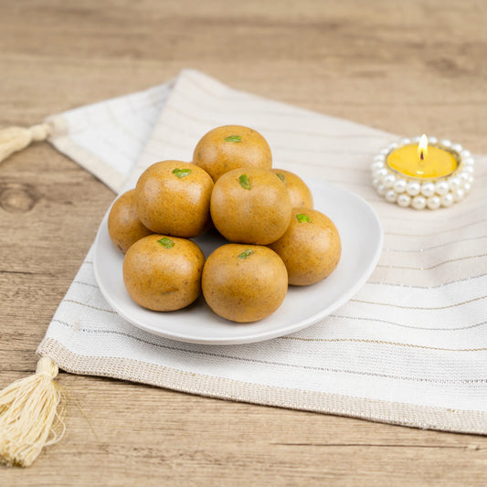 Moong Daal Ladoo / मूगडाळ लाडू